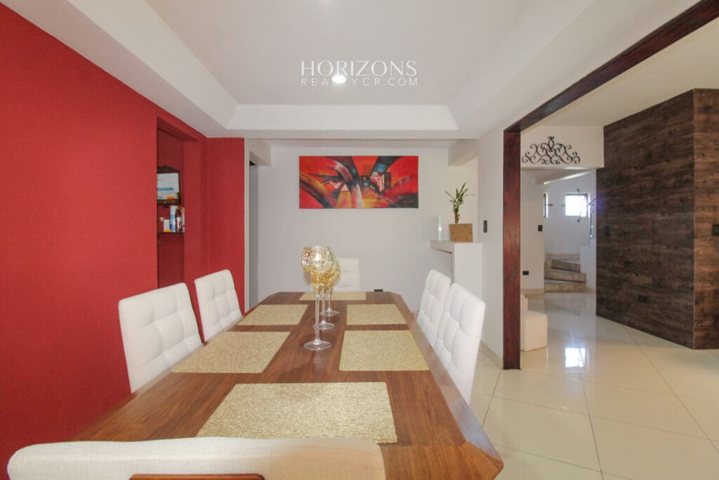 Casa En Venta con amplio patio Curridabat a 300m de Automercado Guayabos En Residencial Cerrado 5 Habitaciones nja1216