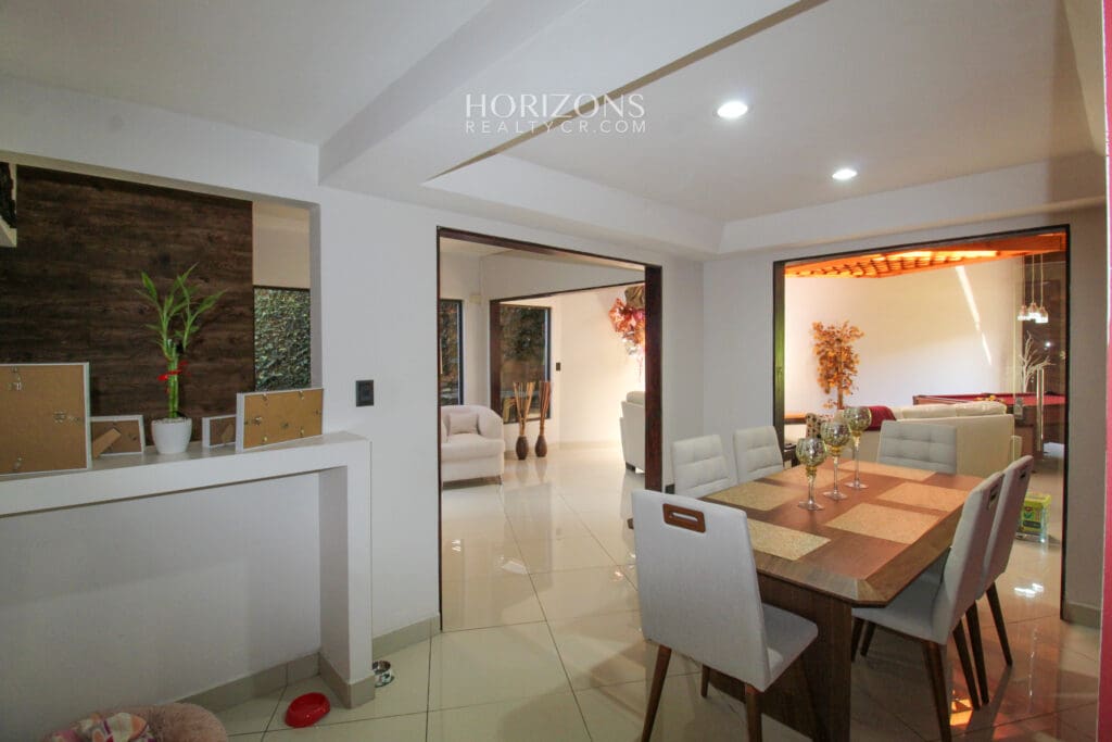 Casa En Venta con amplio patio Curridabat a 300m de Automercado Guayabos En Residencial Cerrado 5 Habitaciones nja1216