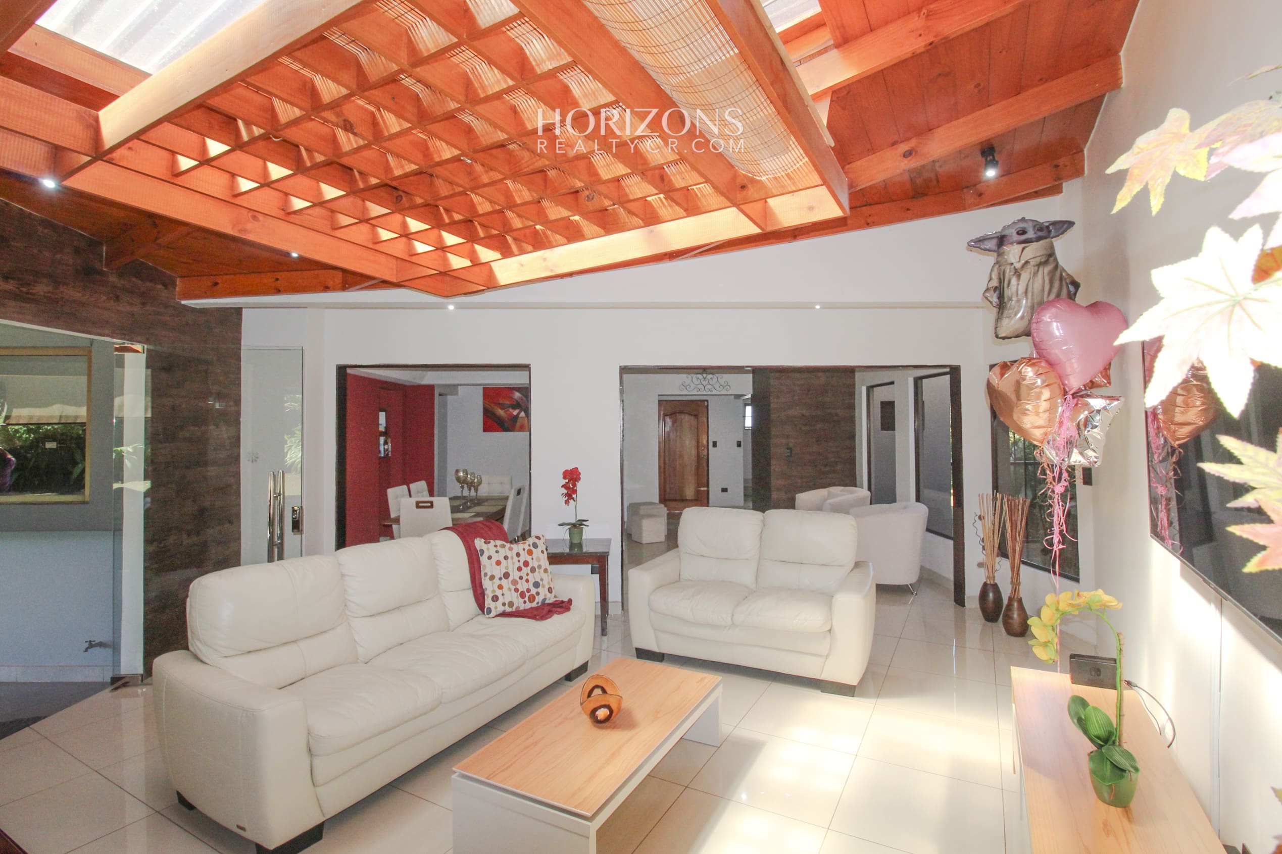 Casa En Venta con amplio patio Curridabat a 300m de Automercado Guayabos En Residencial Cerrado 5 Habitaciones nja1216