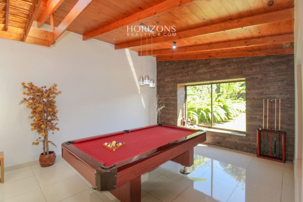Casa En Venta con amplio patio Curridabat a 300m de Automercado Guayabos En Residencial Cerrado 5 Habitaciones nja1216