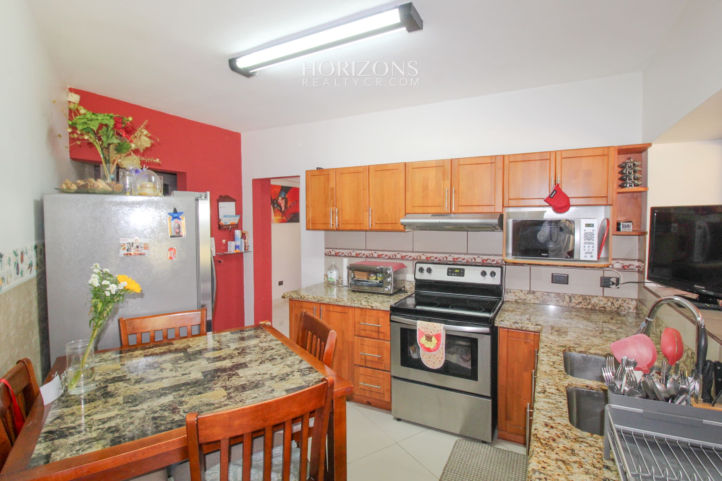 Casa En Venta con amplio patio Curridabat a 300m de Automercado Guayabos En Residencial Cerrado 5 Habitaciones nja1216