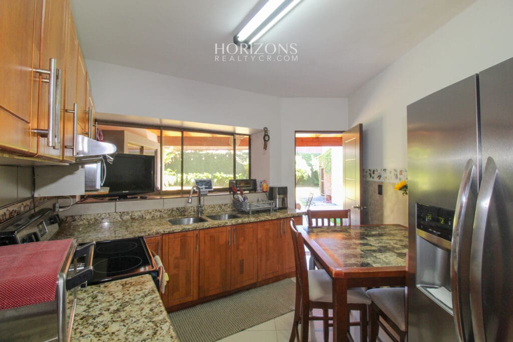 Casa En Venta con amplio patio Curridabat a 300m de Automercado Guayabos En Residencial Cerrado 5 Habitaciones nja1216