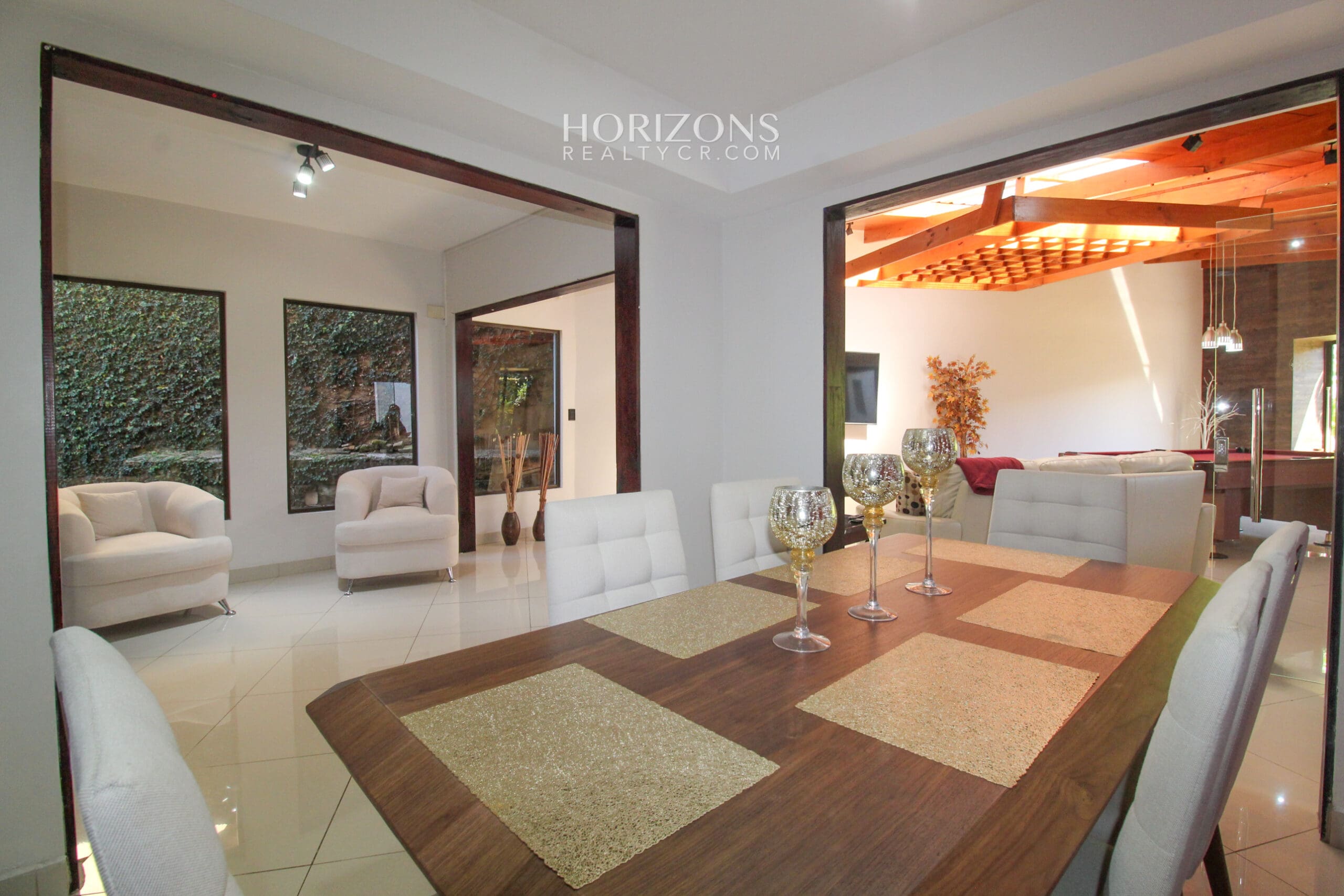 Casa En Venta con amplio patio Curridabat a 300m de Automercado Guayabos En Residencial Cerrado 5 Habitaciones nja1216
