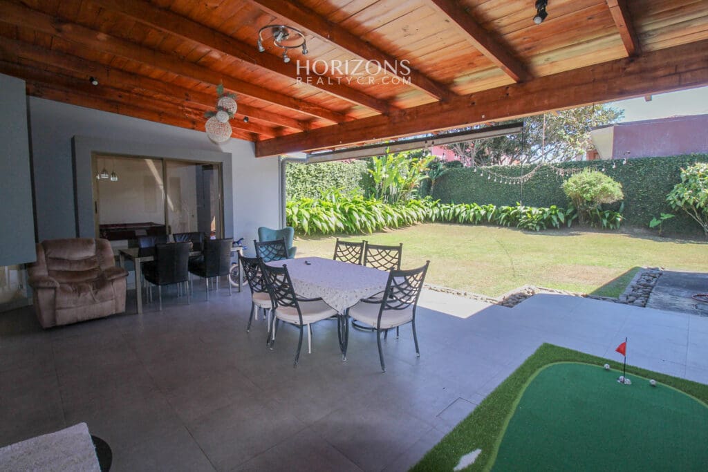 Casa En Venta con amplio patio Curridabat a 300m de Automercado Guayabos En Residencial Cerrado 5 Habitaciones nja1216