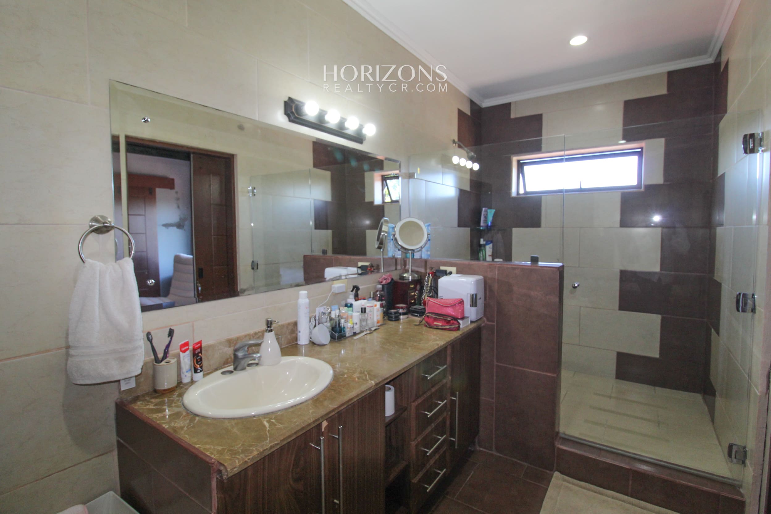 Casa En Venta con amplio patio Curridabat a 300m de Automercado Guayabos En Residencial Cerrado 5 Habitaciones nja1216