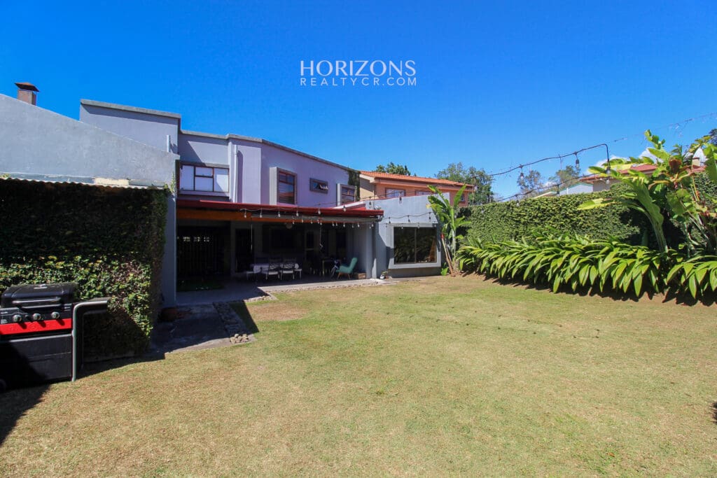 Casa En Venta Con Amplio Patio Curridabat A 300M De Automercado Guayabos En Residencial Cerrado 5 Habitaciones Nja1216