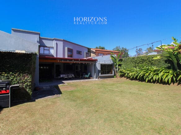 Casa En Venta Con Amplio Patio Curridabat A 300M De Automercado Guayabos En Residencial Cerrado 5 Habitaciones Nja1216