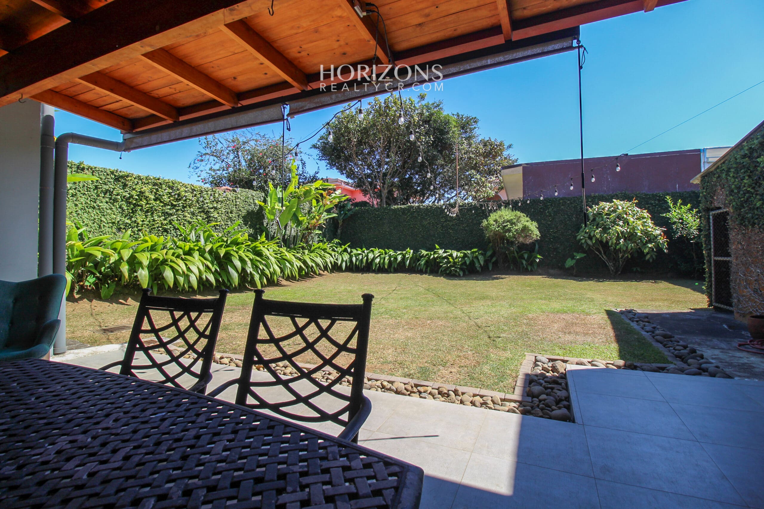 Casa En Venta con amplio patio Curridabat a 300m de Automercado Guayabos En Residencial Cerrado 5 Habitaciones nja1216