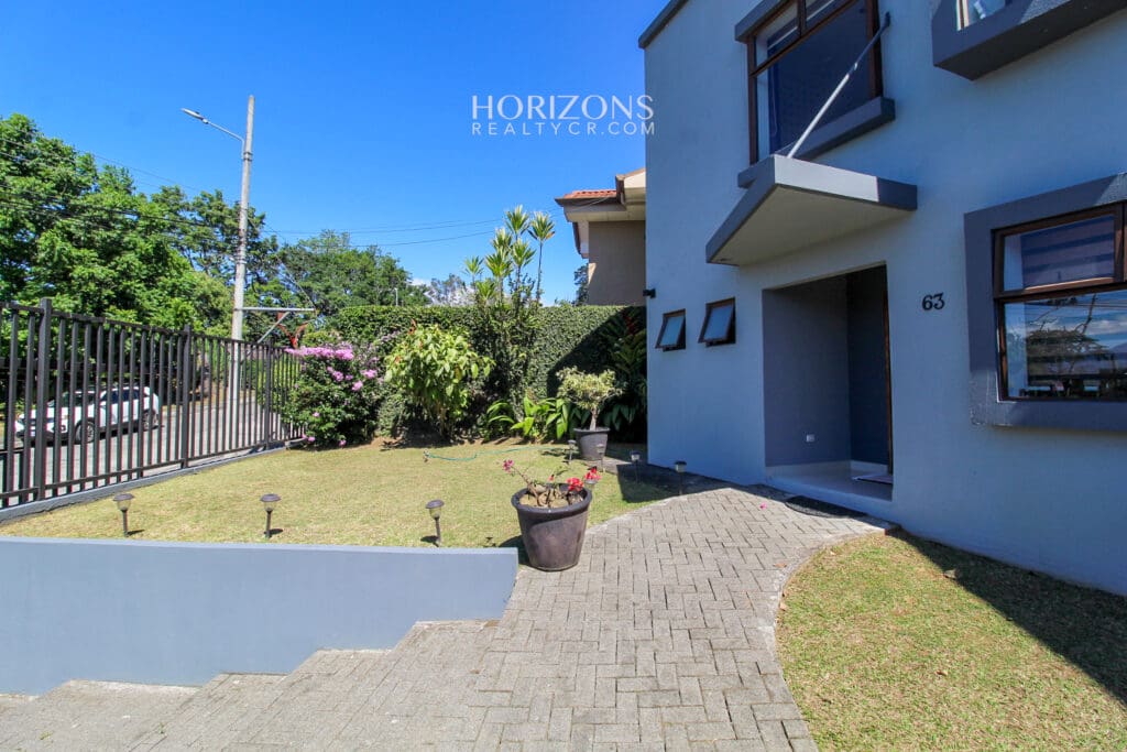 Casa En Venta con amplio patio Curridabat a 300m de Automercado Guayabos En Residencial Cerrado 5 Habitaciones nja1216