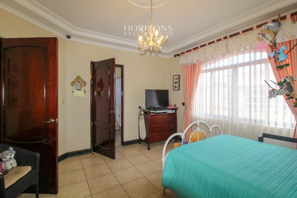 Casa En Venta con amplio patio Curridabat a 300m de Automercado Guayabos En Residencial Cerrado 5 Habitaciones nja1216