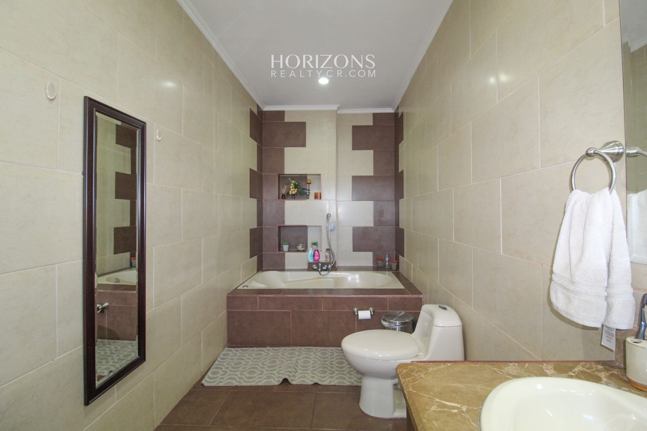 Casa En Venta con amplio patio Curridabat a 300m de Automercado Guayabos En Residencial Cerrado 5 Habitaciones nja1216