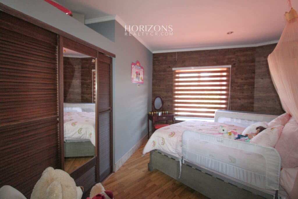 Casa En Venta con amplio patio Curridabat a 300m de Automercado Guayabos En Residencial Cerrado 5 Habitaciones nja1216