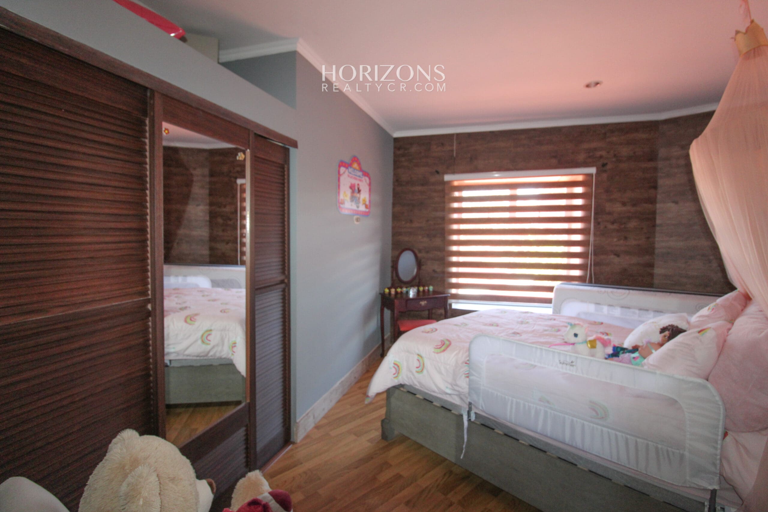 Casa En Venta con amplio patio Curridabat a 300m de Automercado Guayabos En Residencial Cerrado 5 Habitaciones nja1216