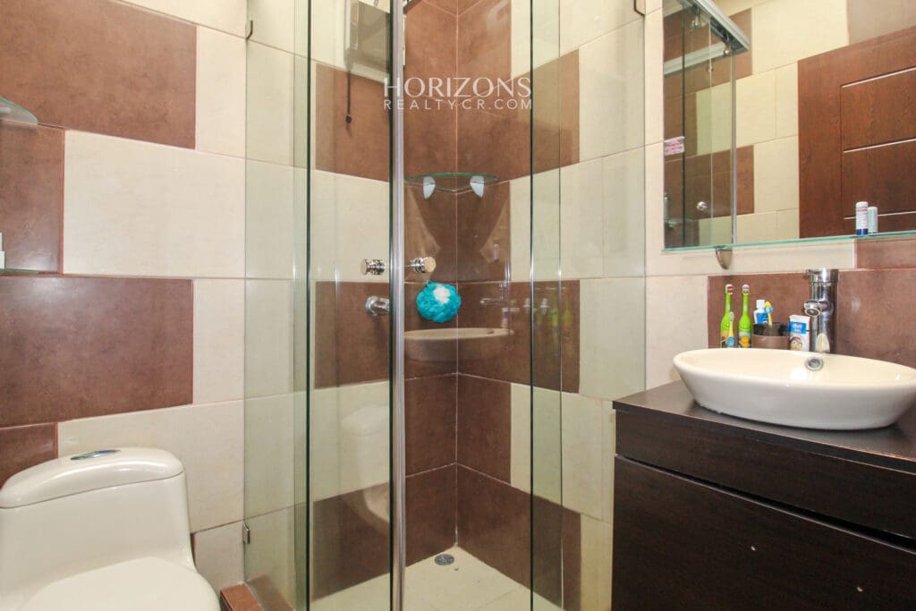 Casa En Venta con amplio patio Curridabat a 300m de Automercado Guayabos En Residencial Cerrado 5 Habitaciones nja1216