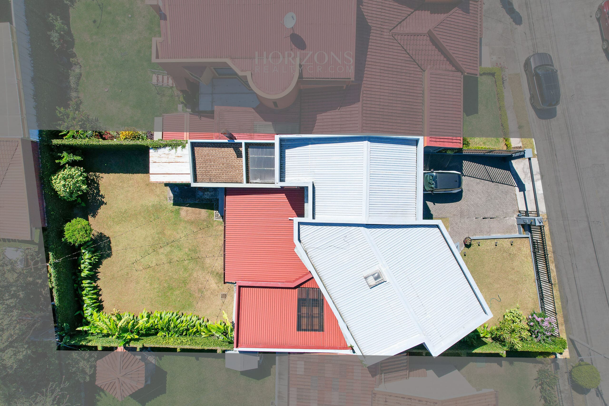 Casa En Venta con amplio patio Curridabat a 300m de Automercado Guayabos En Residencial Cerrado 5 Habitaciones nja1216