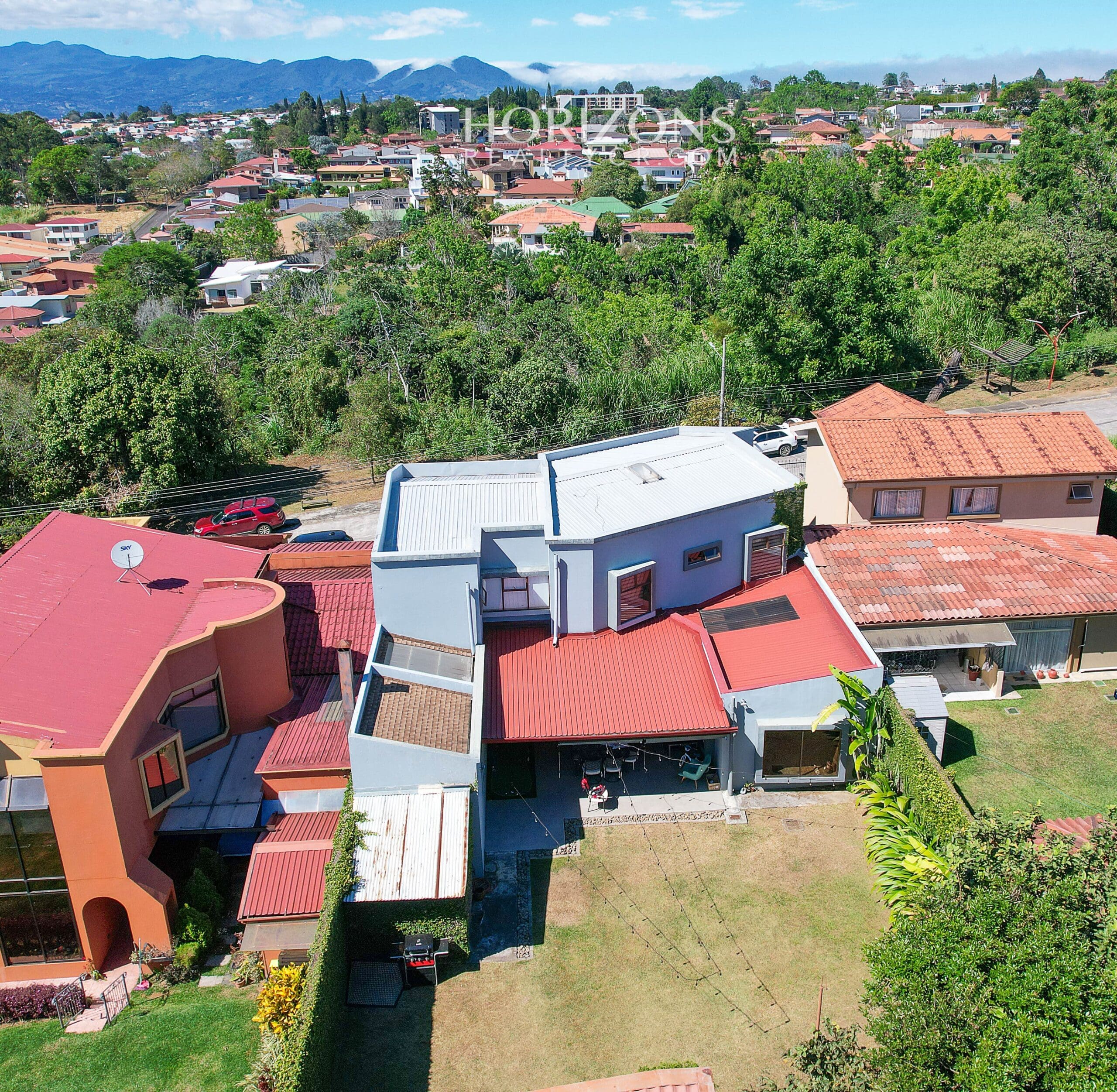Casa En Venta con amplio patio Curridabat a 300m de Automercado Guayabos En Residencial Cerrado 5 Habitaciones nja1216