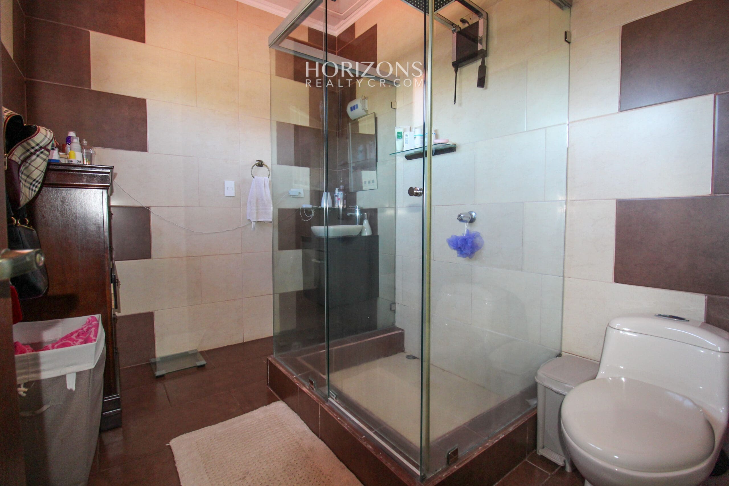 Casa En Venta con amplio patio Curridabat a 300m de Automercado Guayabos En Residencial Cerrado 5 Habitaciones nja1216