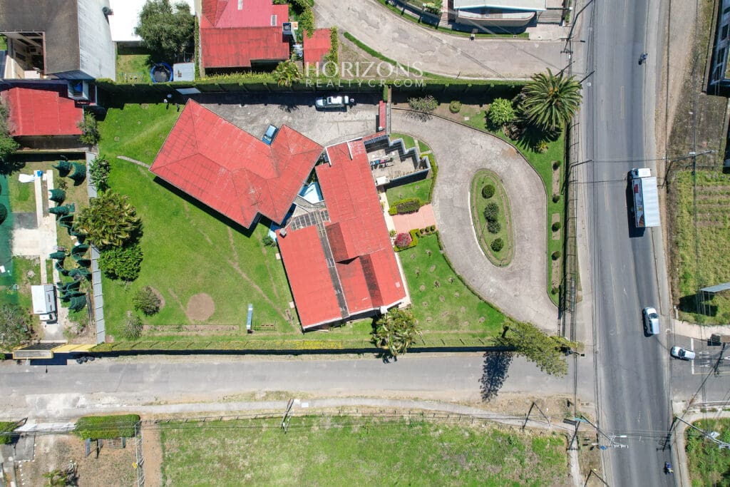 PROPIEDAD COMERCIAL CON CASA FRENTE A CARRETERA NACIONAL PRIMARIA 10 OREAMUNO CARTAGO NJC01