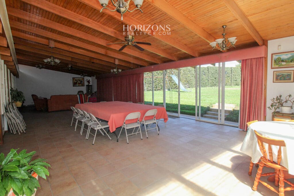 PROPIEDAD COMERCIAL CON CASA FRENTE A CARRETERA NACIONAL PRIMARIA 10 OREAMUNO CARTAGO NJC01