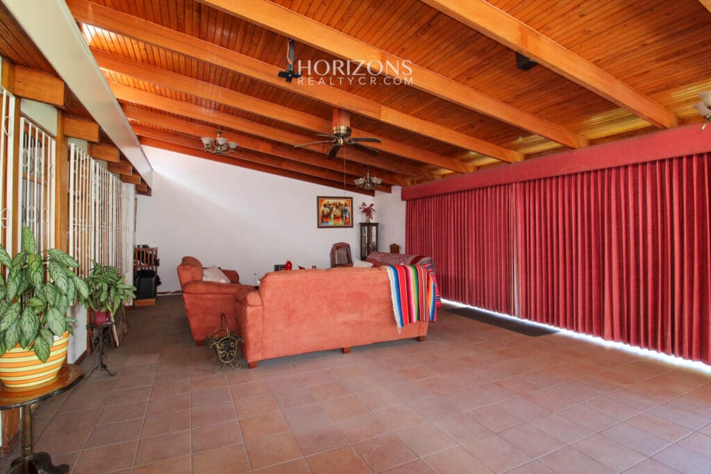 PROPIEDAD COMERCIAL CON CASA FRENTE A CARRETERA NACIONAL PRIMARIA 10 OREAMUNO CARTAGO NJC01