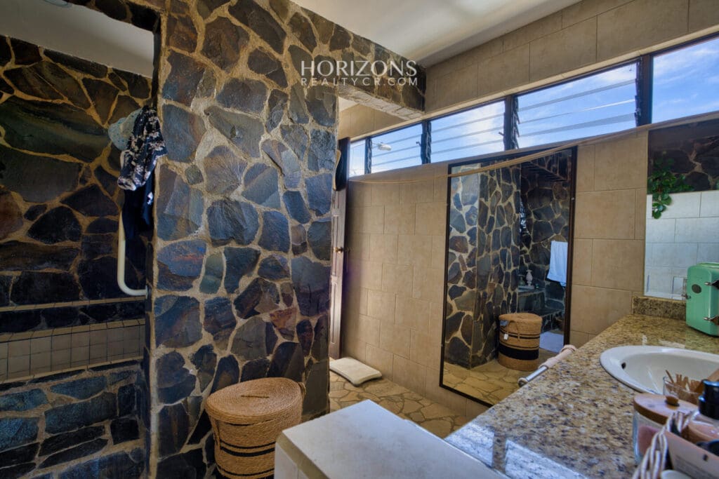 ¡En venta! Amplia Casa con Apartamento Independiente en Pinares Curridabat nja1227