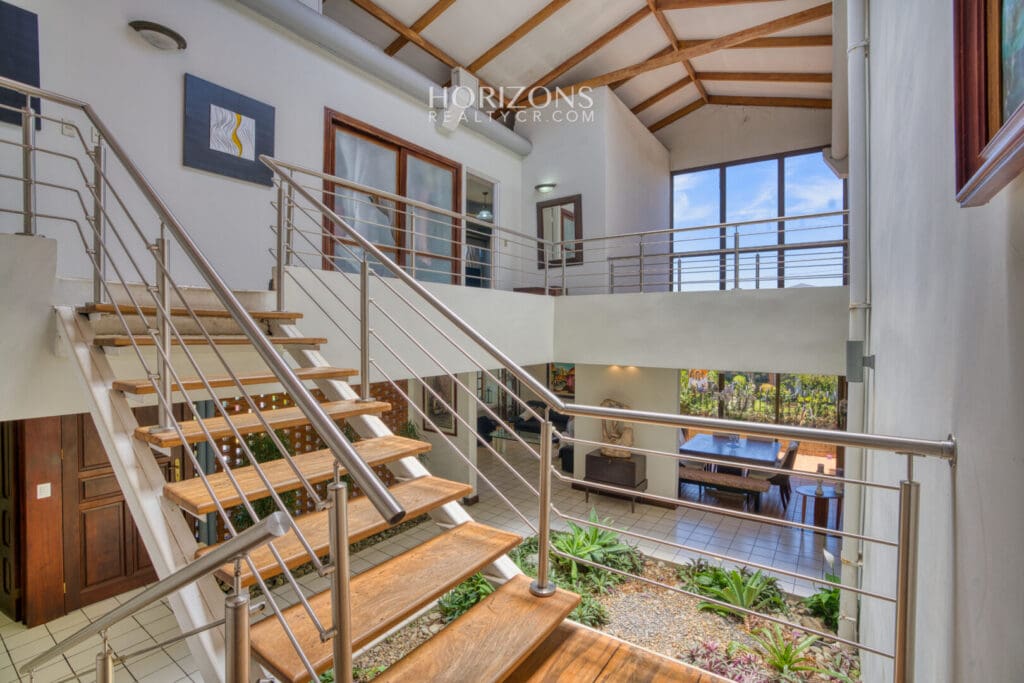 ¡En venta! Amplia Casa con Apartamento Independiente en Pinares Curridabat nja1227