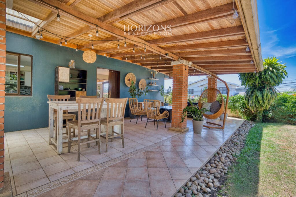 ¡En venta! Amplia Casa con Apartamento Independiente en Pinares Curridabat nja1227
