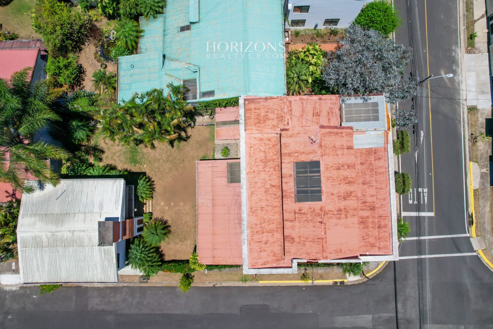 ¡En venta! Amplia Casa con Apartamento Independiente en Pinares Curridabat nja1227
