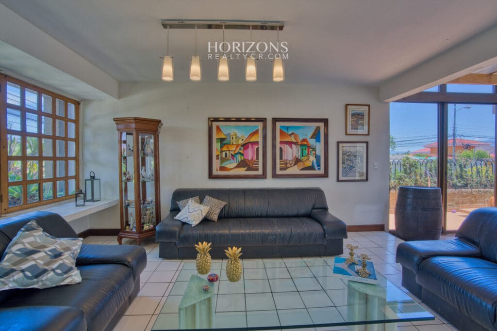 ¡En venta! Amplia Casa con Apartamento Independiente en Pinares Curridabat nja1227