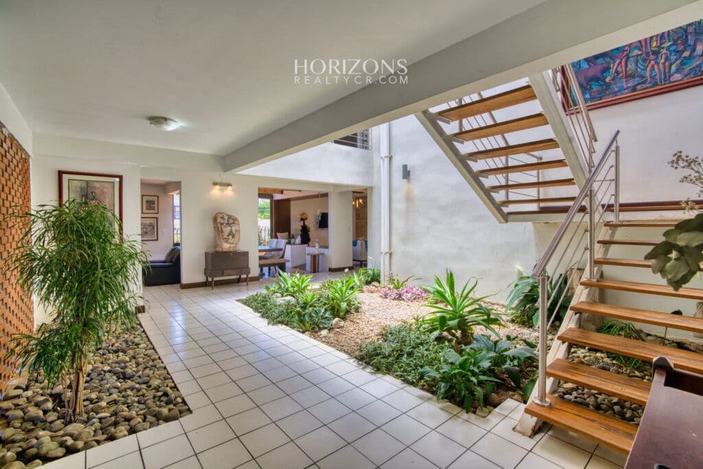¡En venta! Amplia Casa con Apartamento Independiente en Pinares Curridabat nja1227