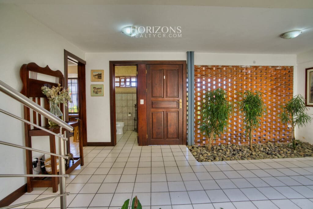 ¡En venta! Amplia Casa con Apartamento Independiente en Pinares Curridabat nja1227