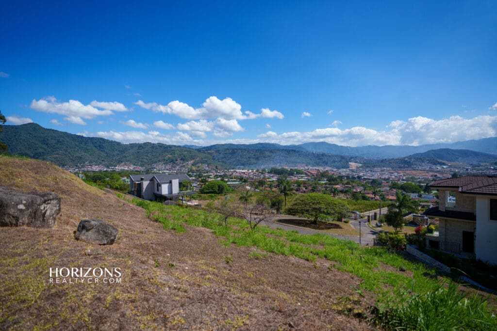 Lote 884m2 con Espectacular vista a las Montañas Colinas de Monte Alegre Condominio La Ceiba nja1229