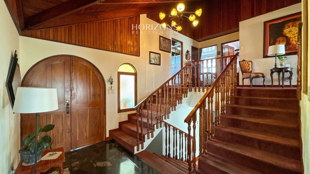AMPLIA CASA EN VENTA! CON USO DE SUELO MIXTO EN RESIDENCIAL GONZALEZ ÁNGULO EN ORIENTAL CARTAGO NJC02