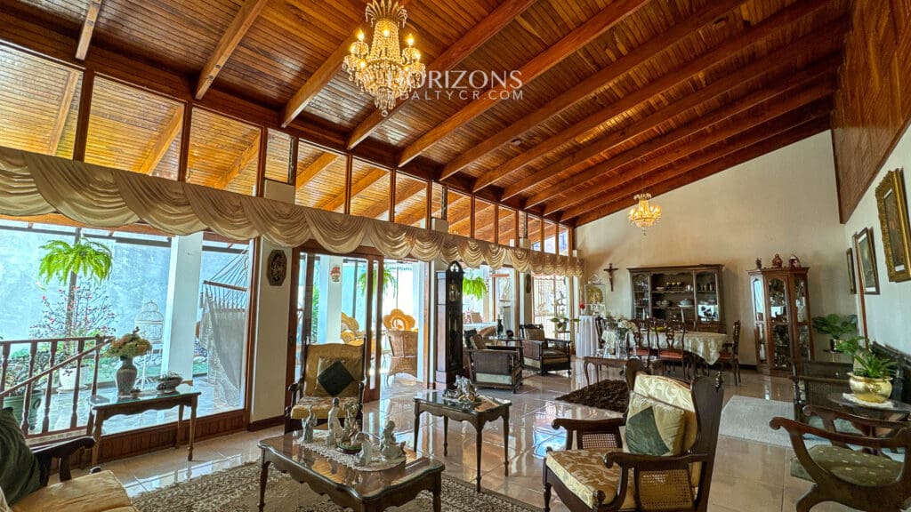 AMPLIA CASA EN VENTA! CON USO DE SUELO MIXTO EN RESIDENCIAL GONZALEZ ÁNGULO EN ORIENTAL CARTAGO NJC02