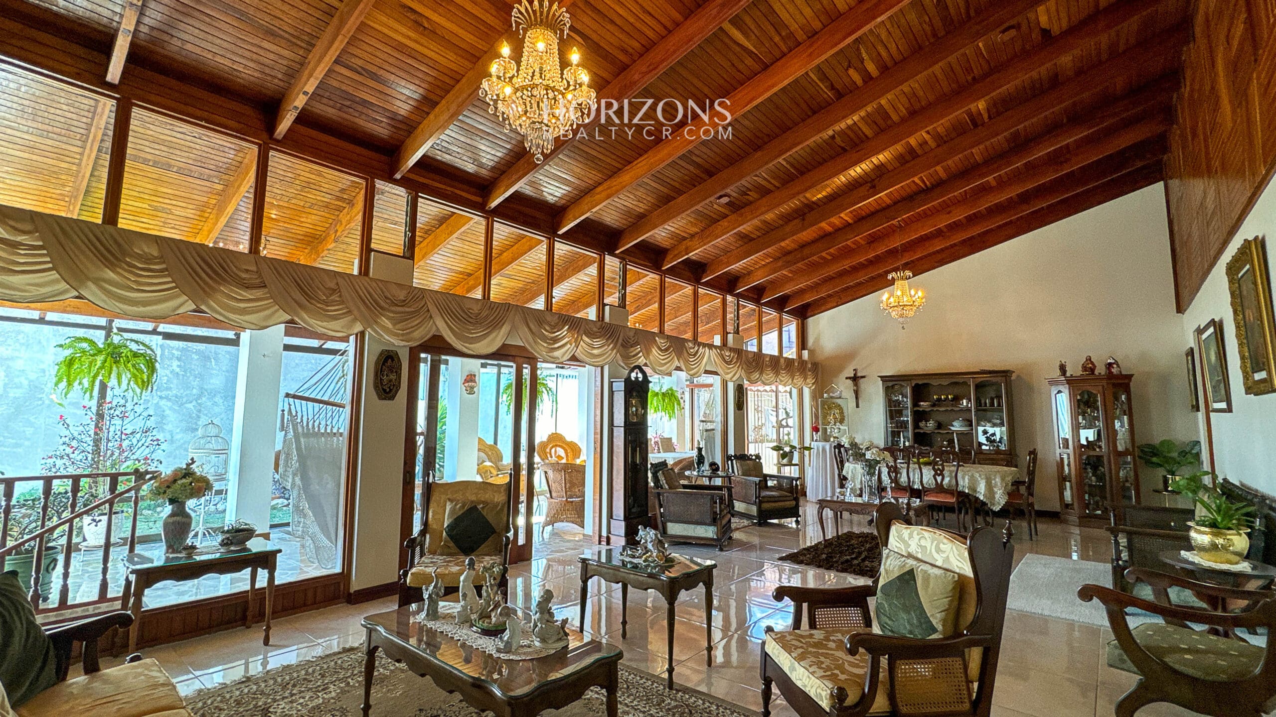 AMPLIA CASA EN VENTA! CON USO DE SUELO MIXTO EN RESIDENCIAL GONZALEZ ÁNGULO EN ORIENTAL CARTAGO NJC02