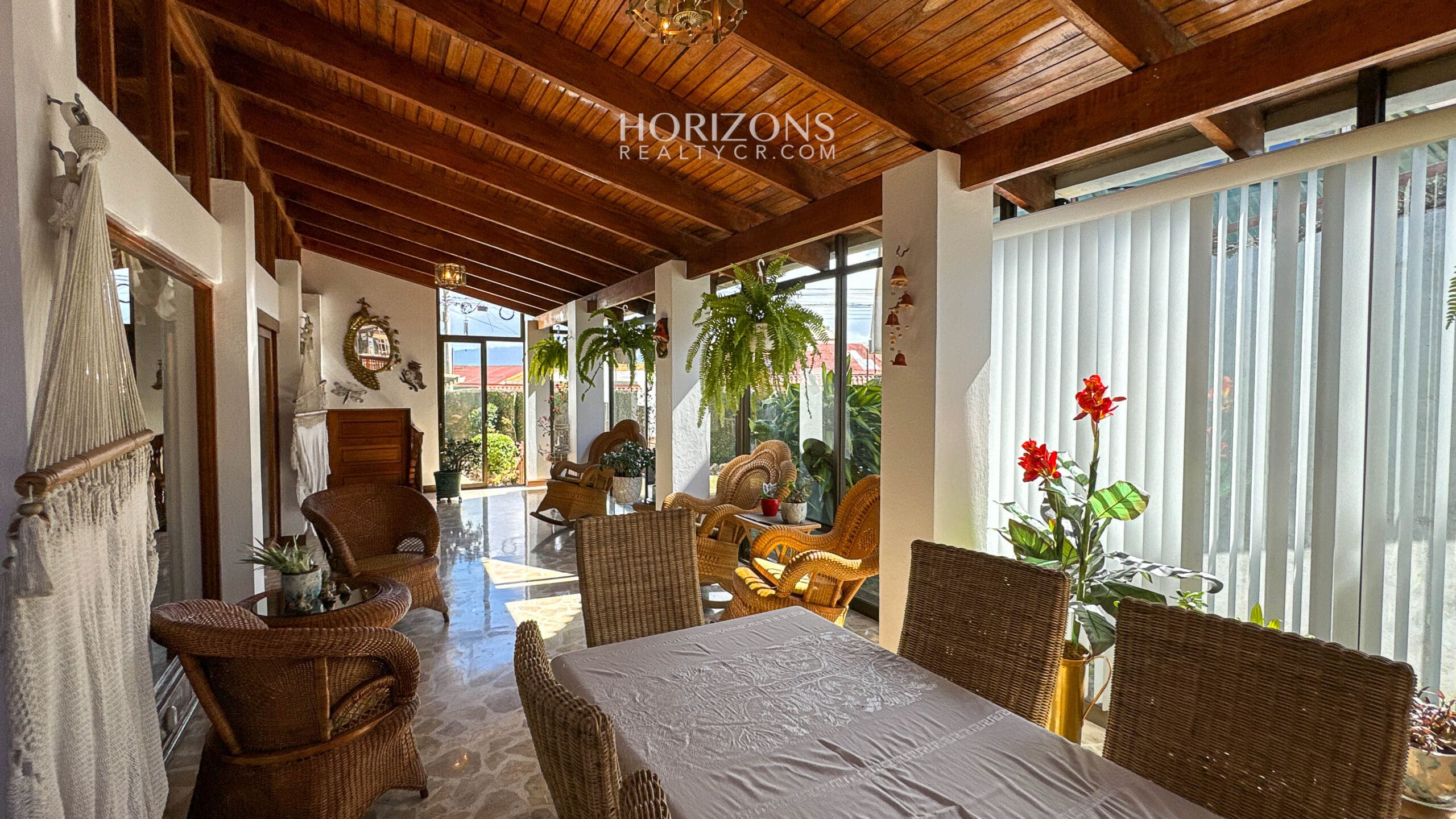 AMPLIA CASA EN VENTA! CON USO DE SUELO MIXTO EN RESIDENCIAL GONZALEZ ÁNGULO EN ORIENTAL CARTAGO NJC02