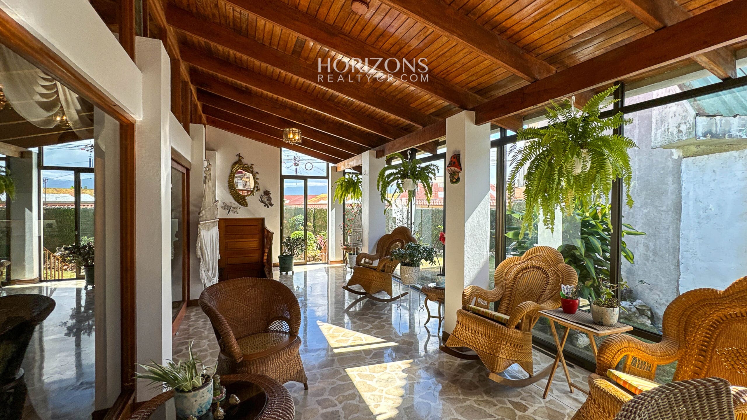 AMPLIA CASA EN VENTA! CON USO DE SUELO MIXTO EN RESIDENCIAL GONZALEZ ÁNGULO EN ORIENTAL CARTAGO NJC02