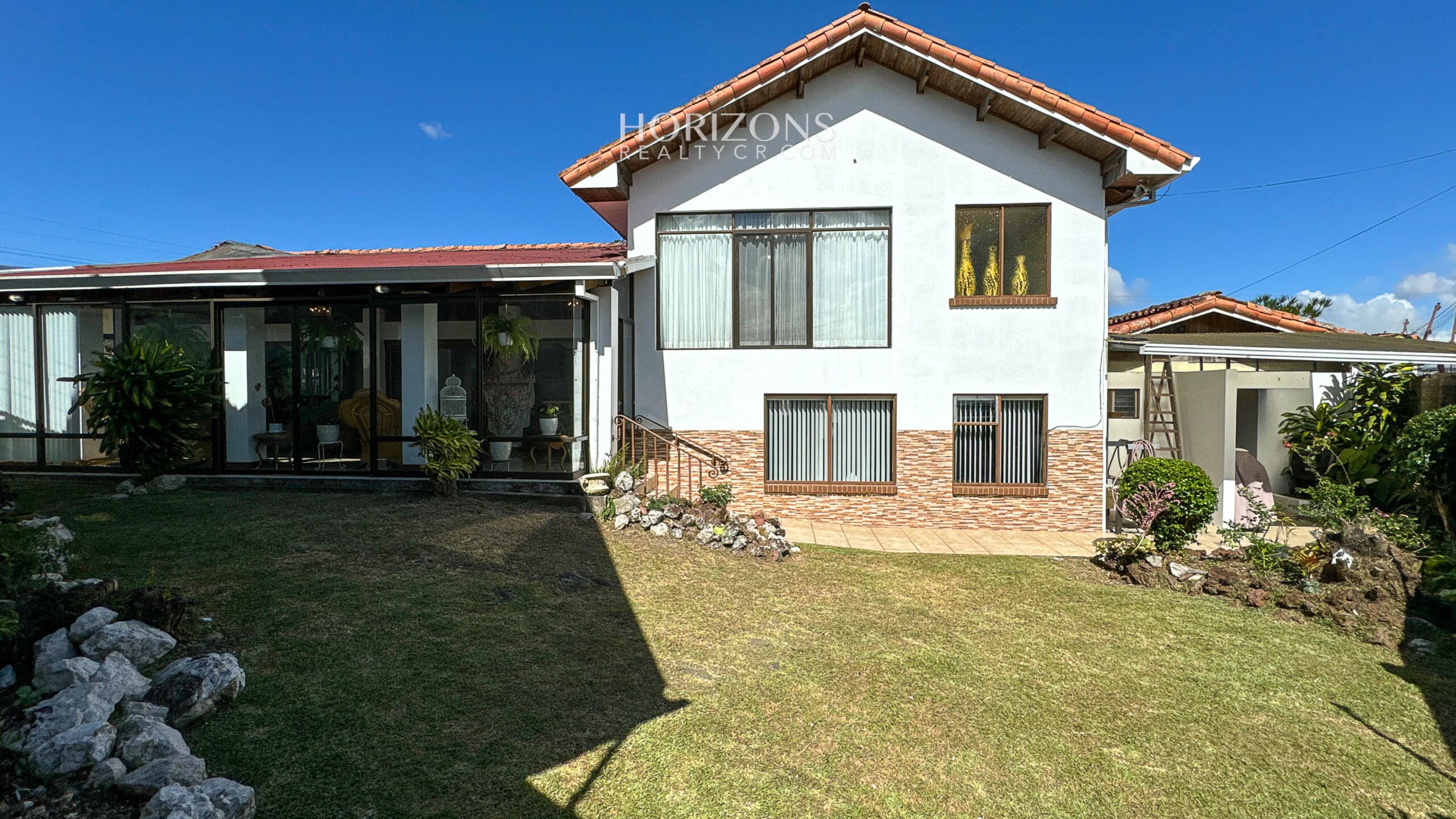 AMPLIA CASA EN VENTA! CON USO DE SUELO MIXTO EN RESIDENCIAL GONZALEZ ÁNGULO EN ORIENTAL CARTAGO NJC02