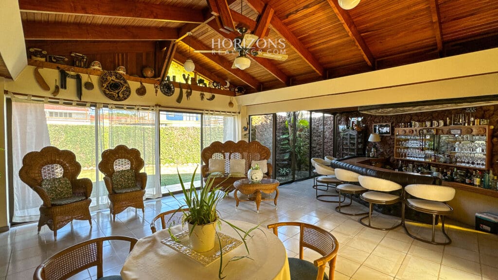 AMPLIA CASA EN VENTA! CON USO DE SUELO MIXTO EN RESIDENCIAL GONZALEZ ÁNGULO EN ORIENTAL CARTAGO NJC02