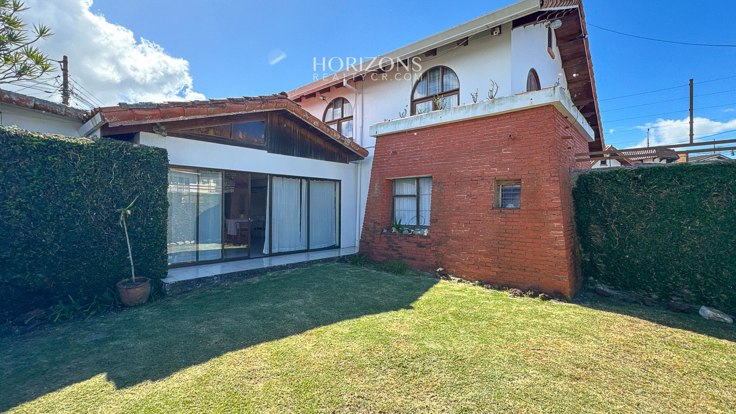 AMPLIA CASA EN VENTA! CON USO DE SUELO MIXTO EN RESIDENCIAL GONZALEZ ÁNGULO EN ORIENTAL CARTAGO NJC02