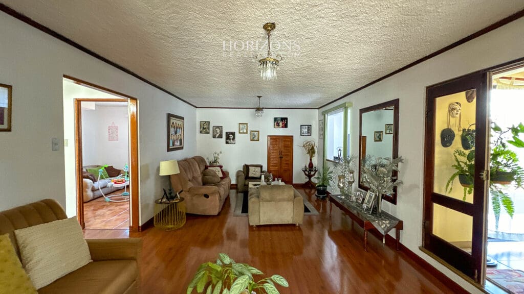 AMPLIA CASA EN VENTA! CON USO DE SUELO MIXTO EN RESIDENCIAL GONZALEZ ÁNGULO EN ORIENTAL CARTAGO NJC02