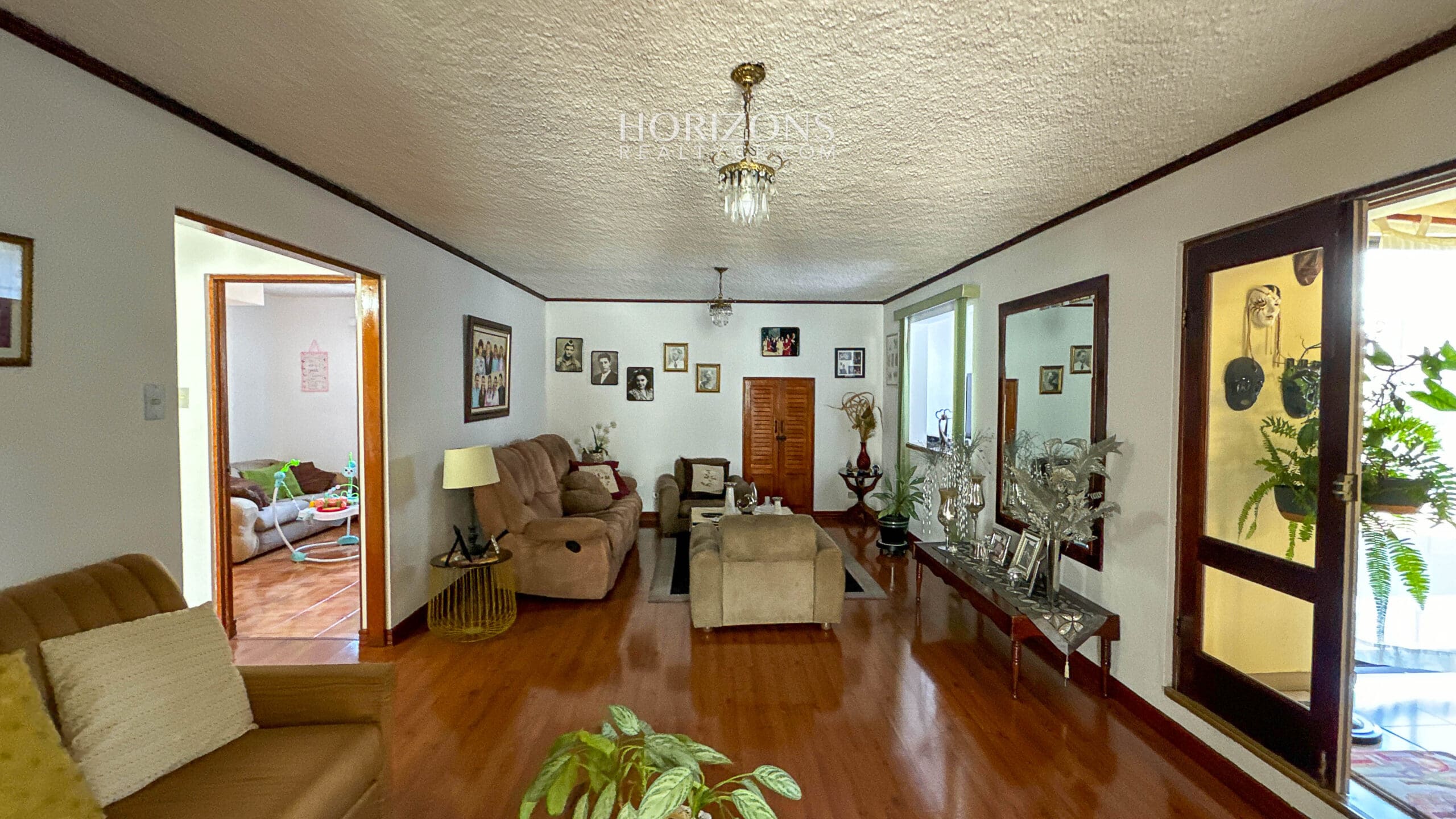AMPLIA CASA EN VENTA! CON USO DE SUELO MIXTO EN RESIDENCIAL GONZALEZ ÁNGULO EN ORIENTAL CARTAGO NJC02