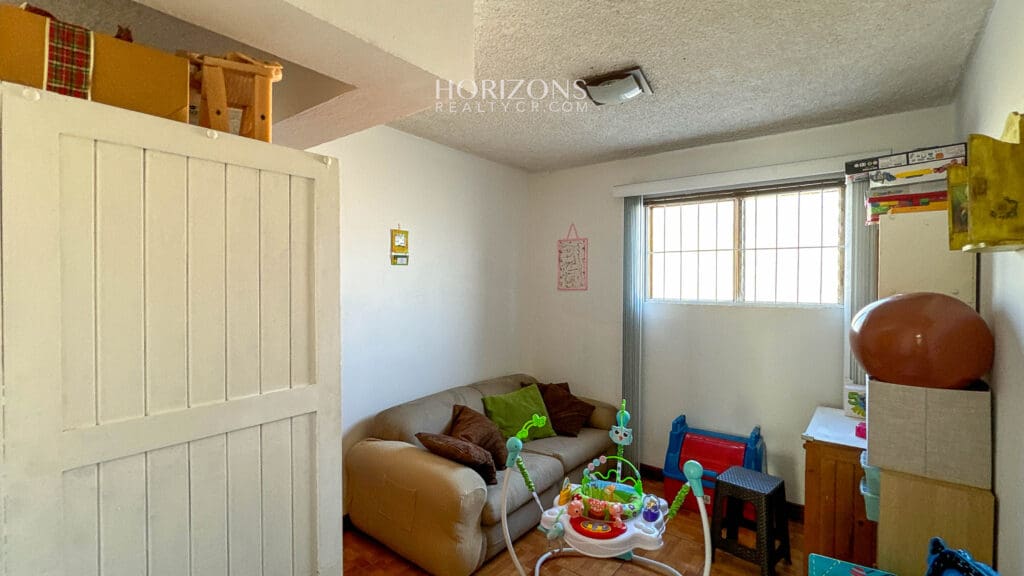 AMPLIA CASA EN VENTA! CON USO DE SUELO MIXTO EN RESIDENCIAL GONZALEZ ÁNGULO EN ORIENTAL CARTAGO NJC02