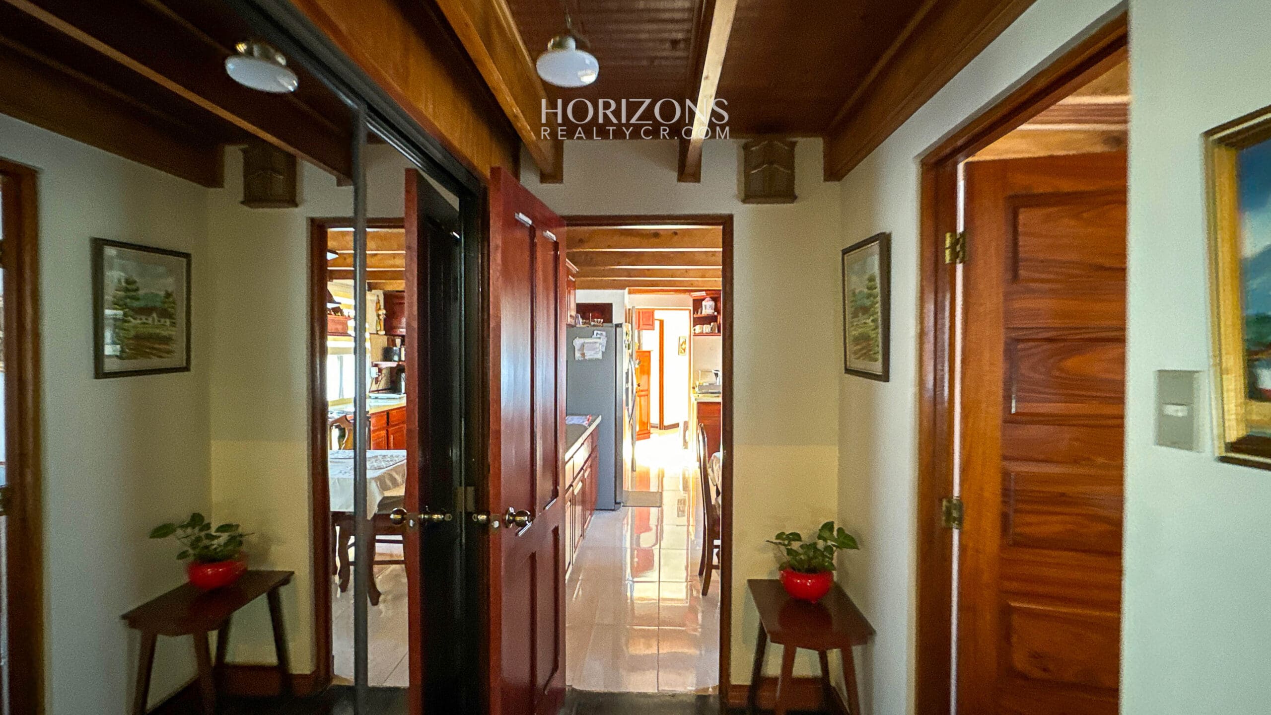 AMPLIA CASA EN VENTA! CON USO DE SUELO MIXTO EN RESIDENCIAL GONZALEZ ÁNGULO EN ORIENTAL CARTAGO NJC02