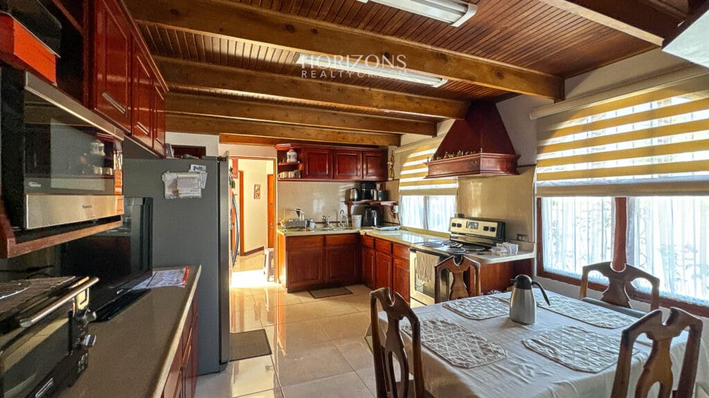 AMPLIA CASA EN VENTA! CON USO DE SUELO MIXTO EN RESIDENCIAL GONZALEZ ÁNGULO EN ORIENTAL CARTAGO NJC02