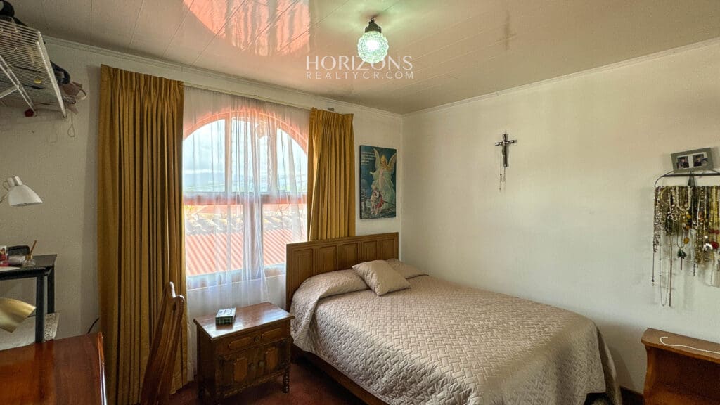 AMPLIA CASA EN VENTA! CON USO DE SUELO MIXTO EN RESIDENCIAL GONZALEZ ÁNGULO EN ORIENTAL CARTAGO NJC02