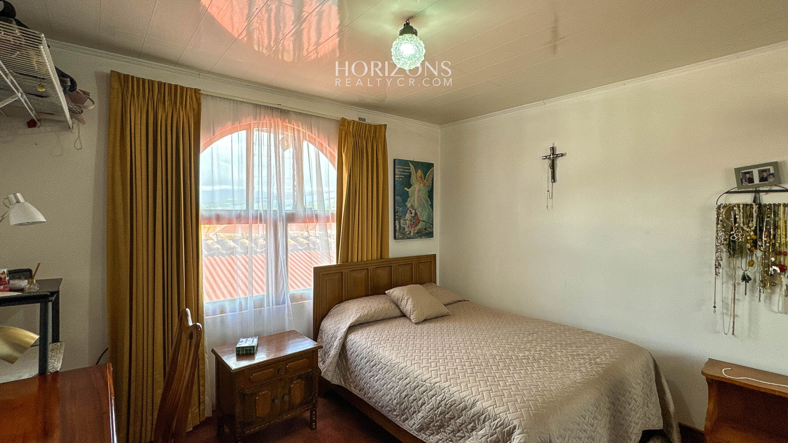 AMPLIA CASA EN VENTA! CON USO DE SUELO MIXTO EN RESIDENCIAL GONZALEZ ÁNGULO EN ORIENTAL CARTAGO NJC02