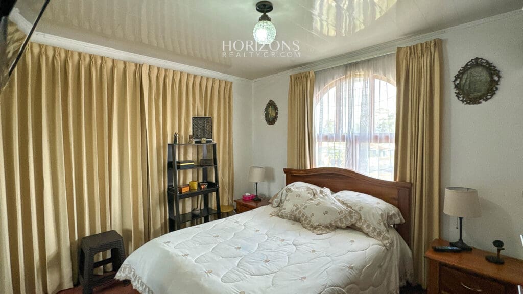 AMPLIA CASA EN VENTA! CON USO DE SUELO MIXTO EN RESIDENCIAL GONZALEZ ÁNGULO EN ORIENTAL CARTAGO NJC02