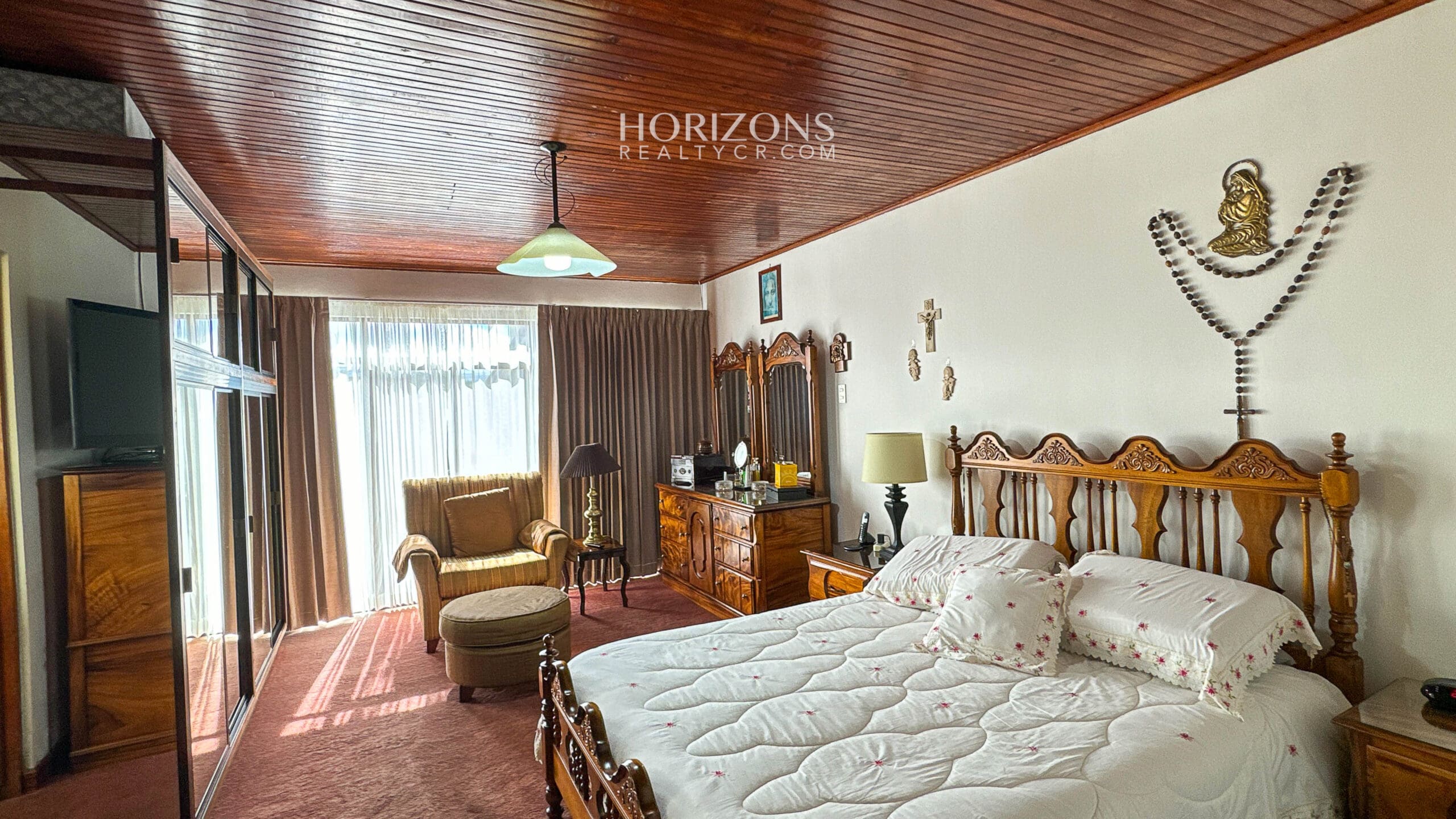 AMPLIA CASA EN VENTA! CON USO DE SUELO MIXTO EN RESIDENCIAL GONZALEZ ÁNGULO EN ORIENTAL CARTAGO NJC02