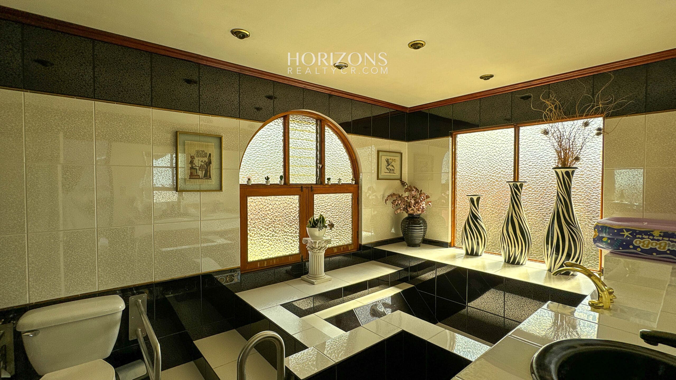 AMPLIA CASA EN VENTA! CON USO DE SUELO MIXTO EN RESIDENCIAL GONZALEZ ÁNGULO EN ORIENTAL CARTAGO NJC02
